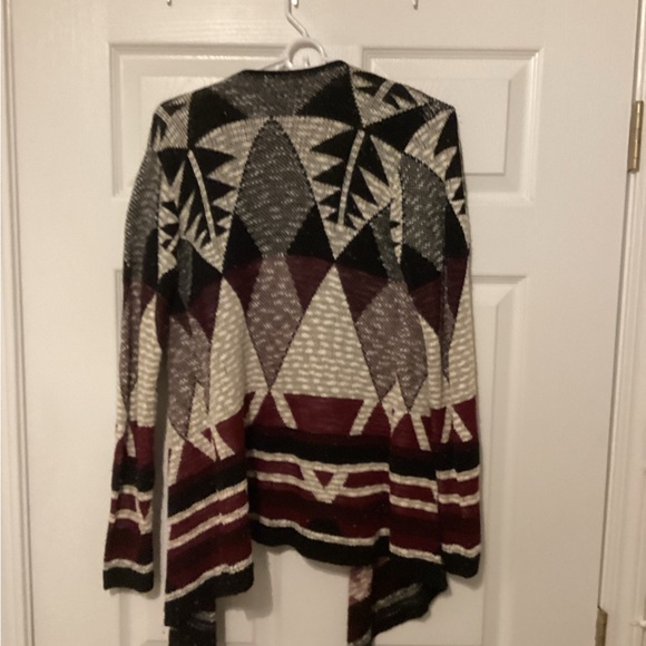 Patterned cardigan. - Picture 2 of 3